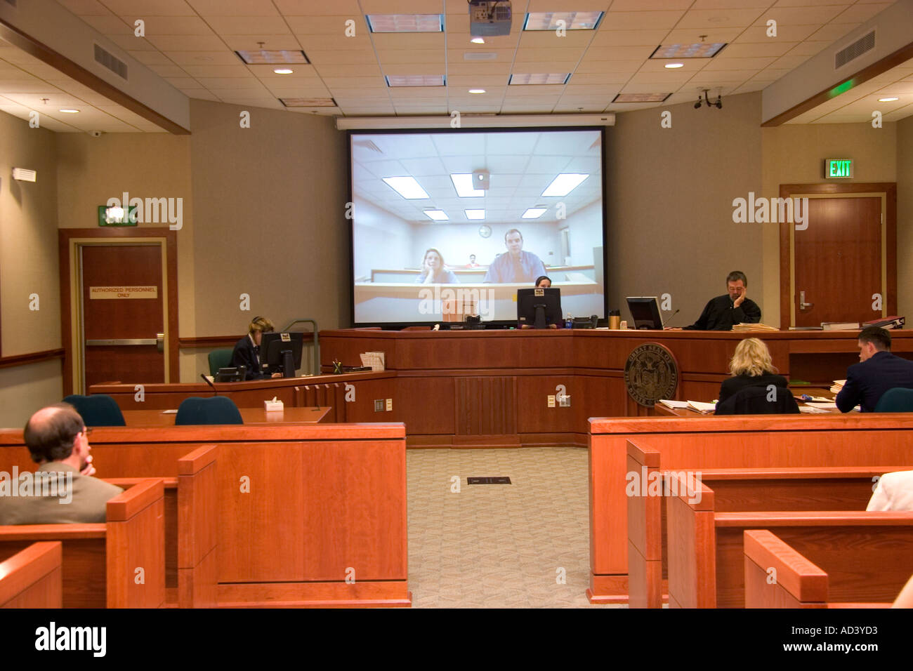 Video de l'interpellation en cour criminelle à Boise IDAHO défendeurs s'affichent sur l'écran vidéo de l'installation de la prison sécurisée Banque D'Images