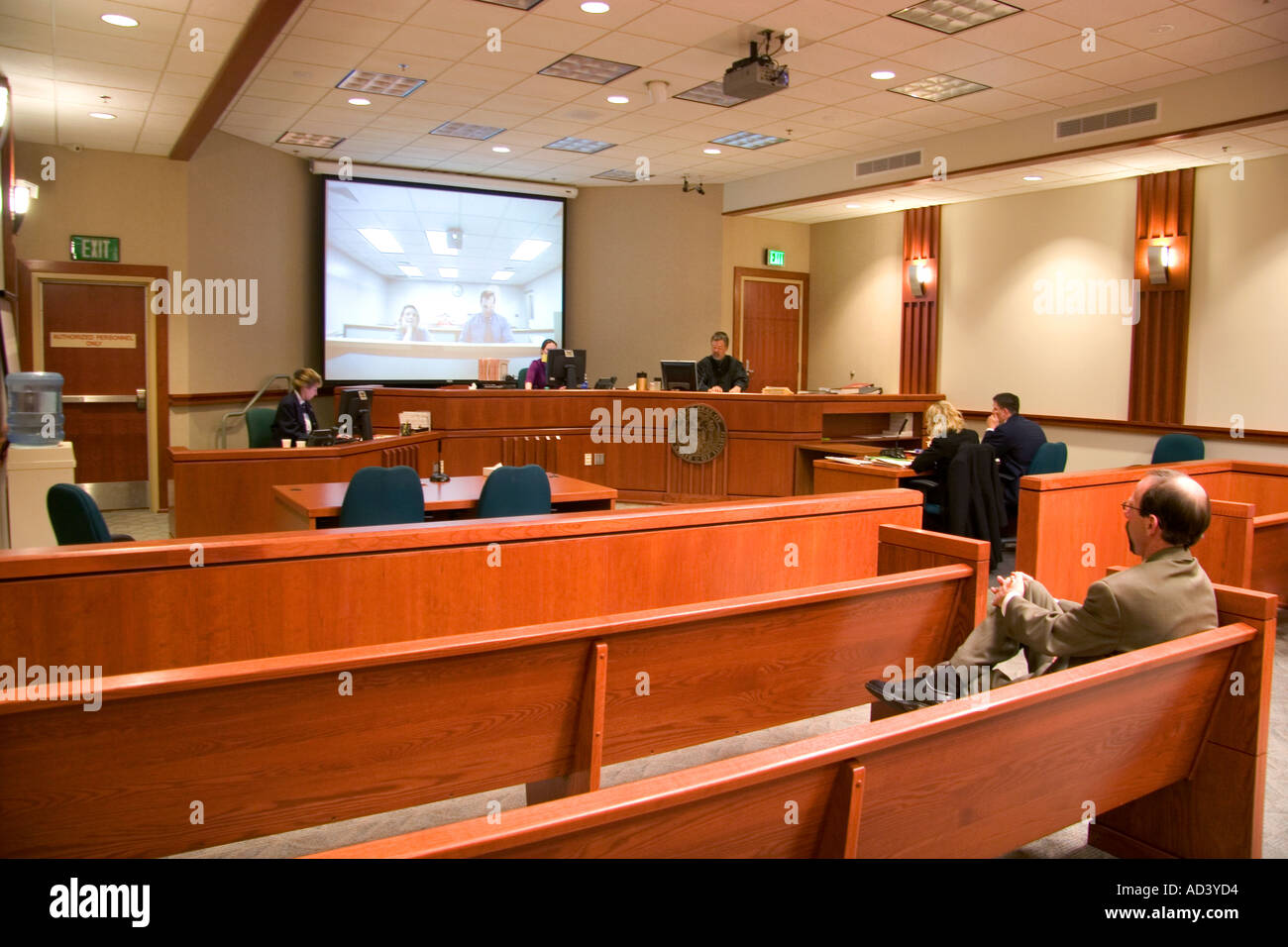 Video de l'interpellation en cour criminelle à Boise IDAHO défendeurs s'affichent sur l'écran vidéo de l'installation de la prison sécurisée Banque D'Images