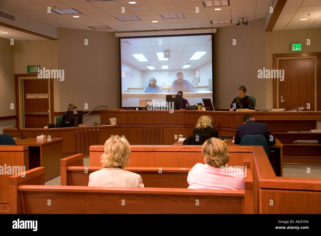 Video de l'interpellation en cour criminelle à Boise IDAHO défendeurs s'affichent sur l'écran vidéo de l'installation de la prison sécurisée Banque D'Images