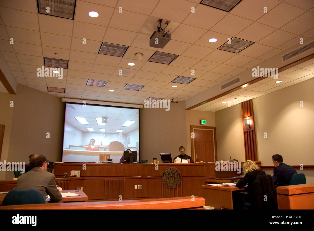 Video de l'interpellation en cour criminelle à Boise IDAHO défendeurs s'affichent sur l'écran vidéo de l'installation de la prison sécurisée Banque D'Images