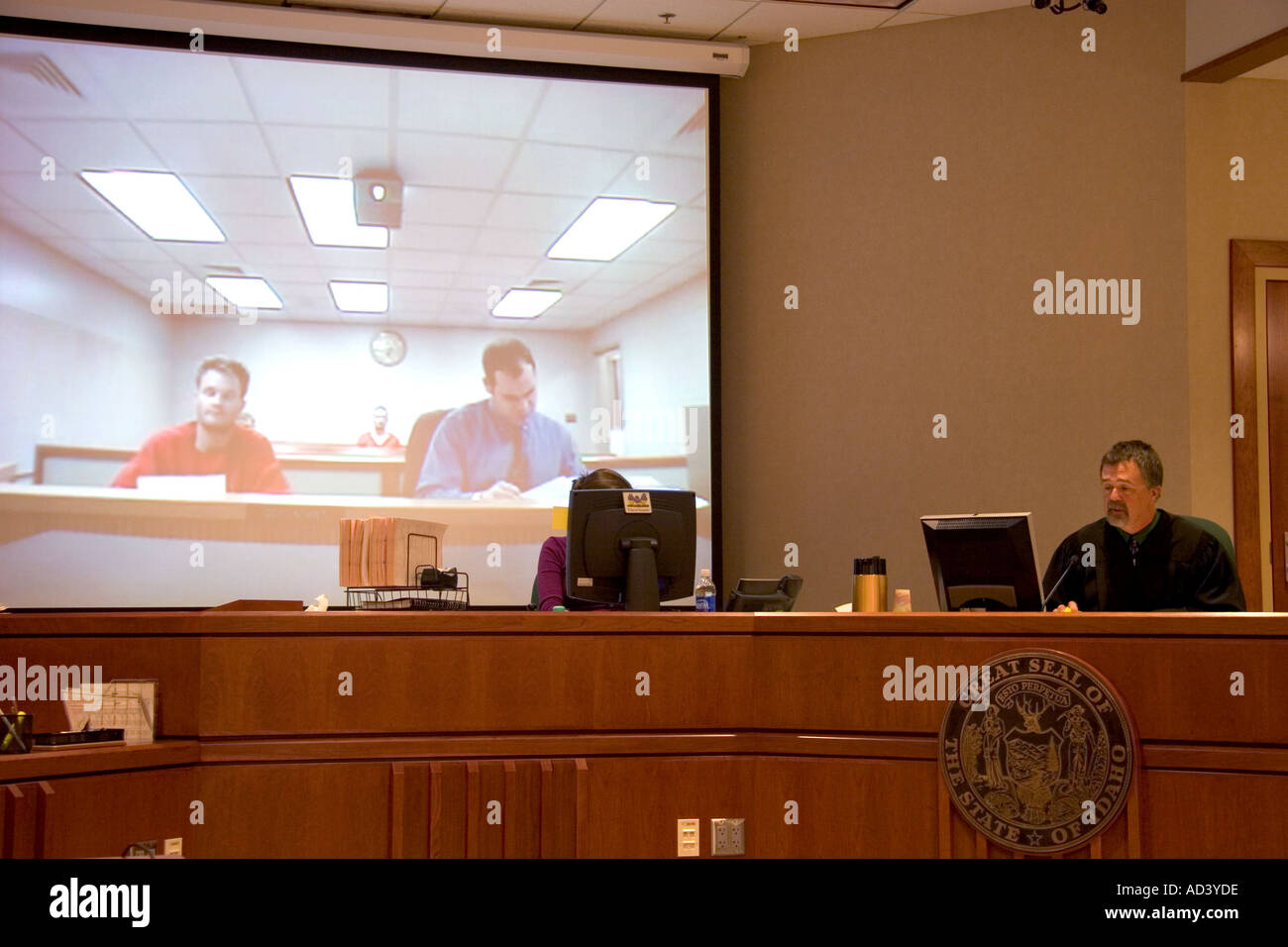 Video de l'interpellation en cour criminelle à Boise IDAHO défendeurs s'affichent sur l'écran vidéo de l'installation de la prison sécurisée Banque D'Images