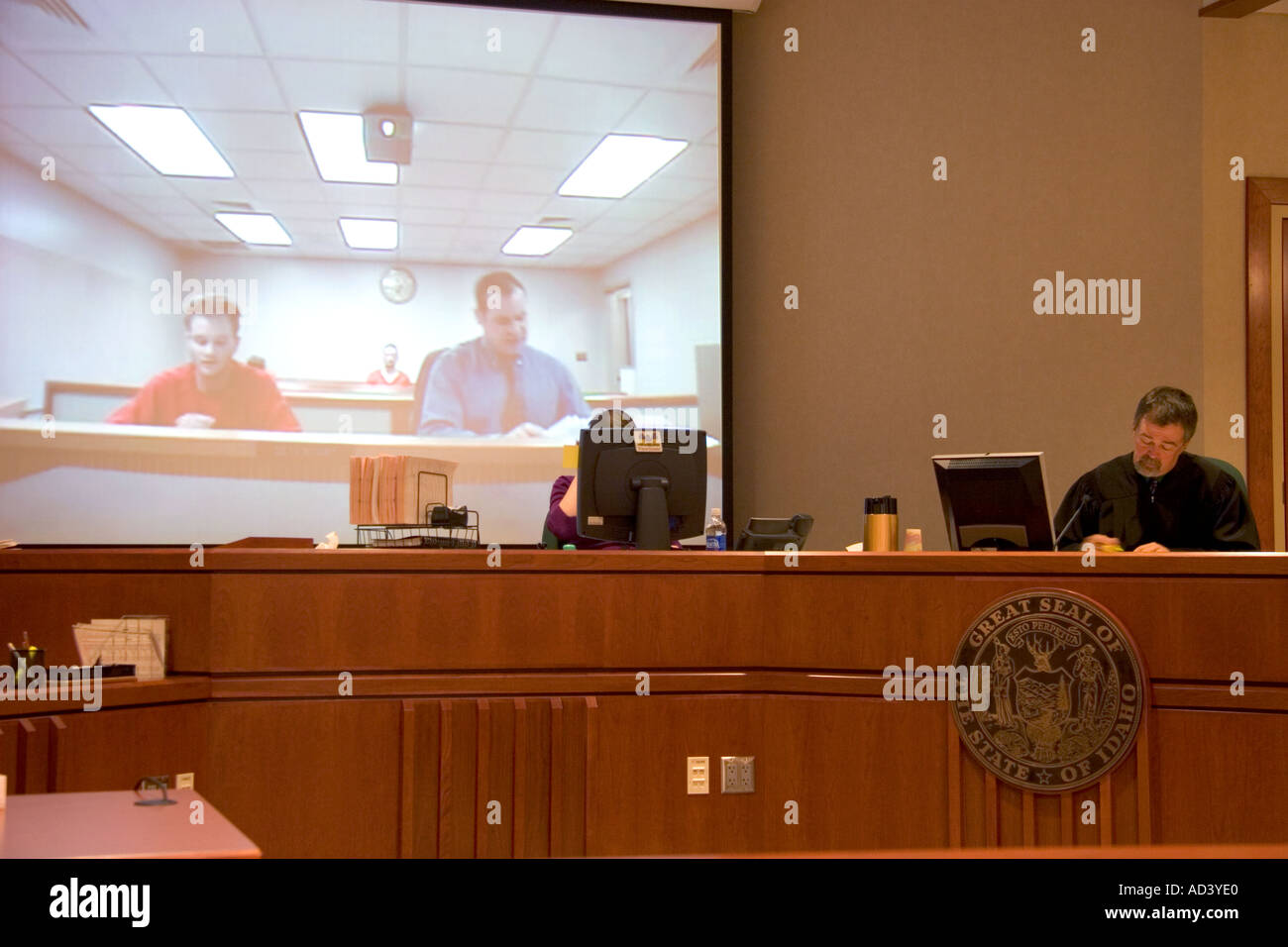 Video de l'interpellation en cour criminelle à Boise IDAHO défendeurs s'affichent sur l'écran vidéo de l'installation de la prison sécurisée Banque D'Images