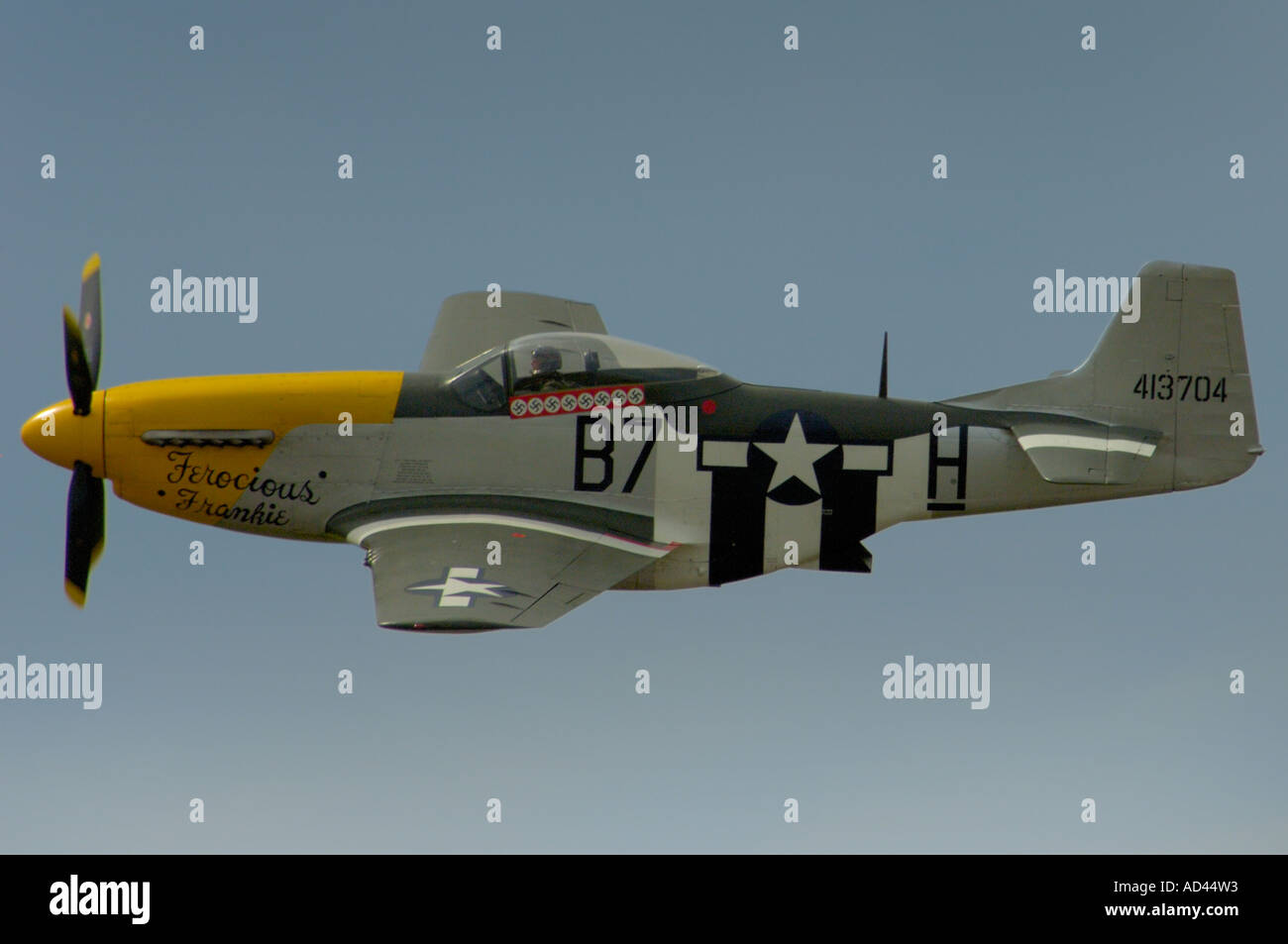 Side-Voir le profil d'un Américain WW2 Mustang en vol d'avions de chasse. Banque D'Images