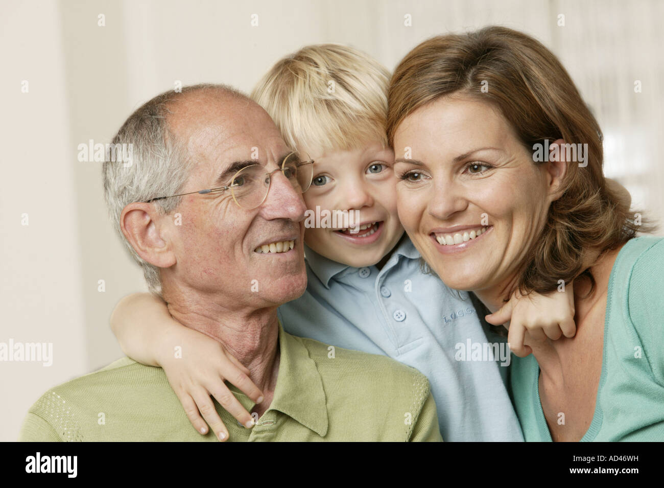 Little Boy hugging sa mère et grand-père Banque D'Images