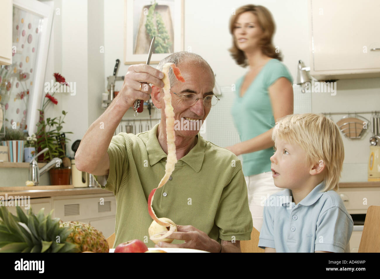 Grandpa épluche une pomme pour son petit-fils Banque D'Images