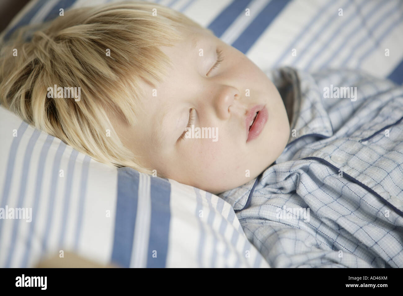 Petit garçon endormi dans son lit Banque D'Images