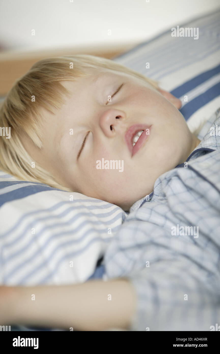 Petit garçon endormi dans son lit Banque D'Images