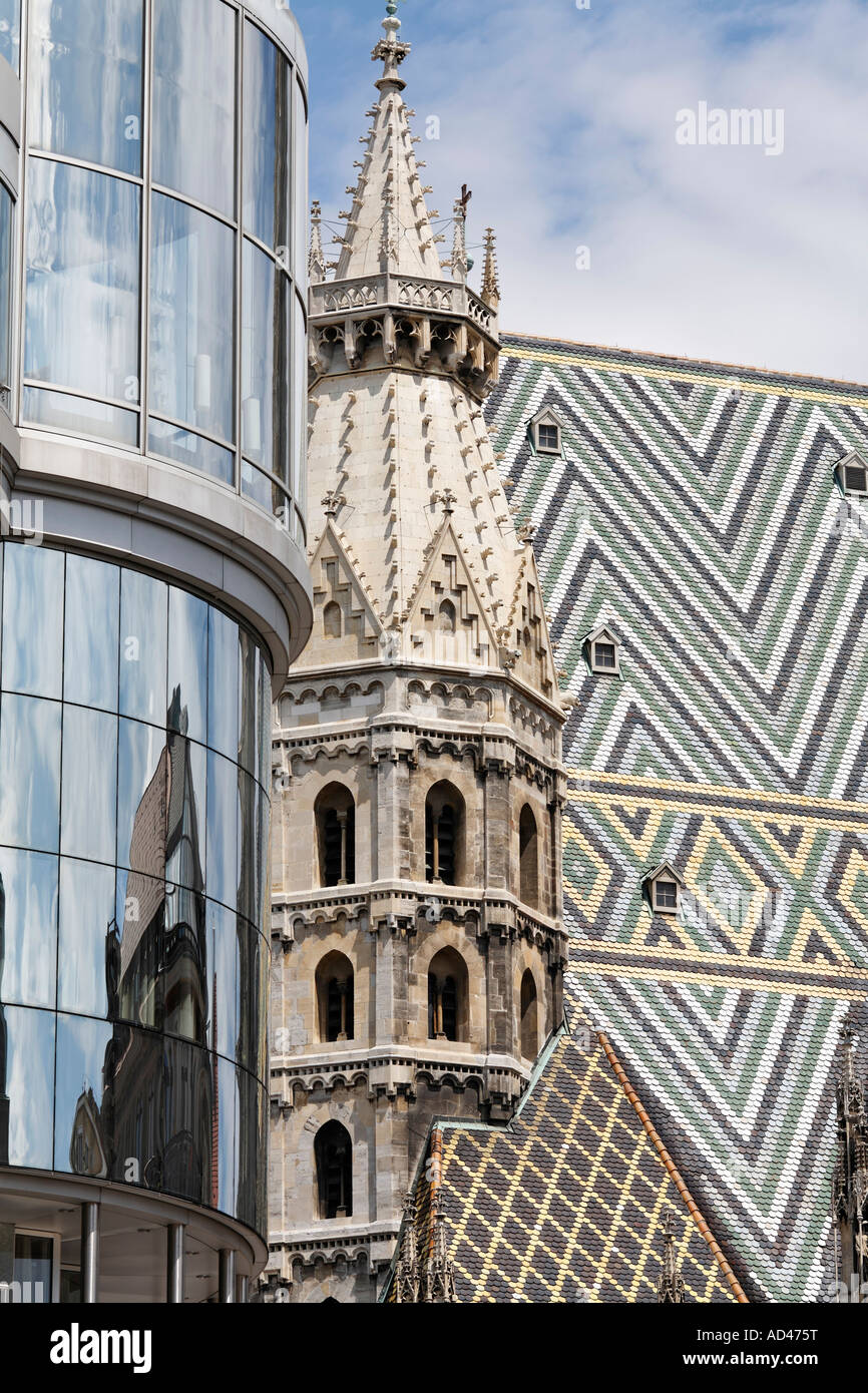 Façade moderne en verre de la maison Haas et de l'ancienne cathédrale Saint-Etienne, Stephansplatz, Vienne, Autriche Banque D'Images