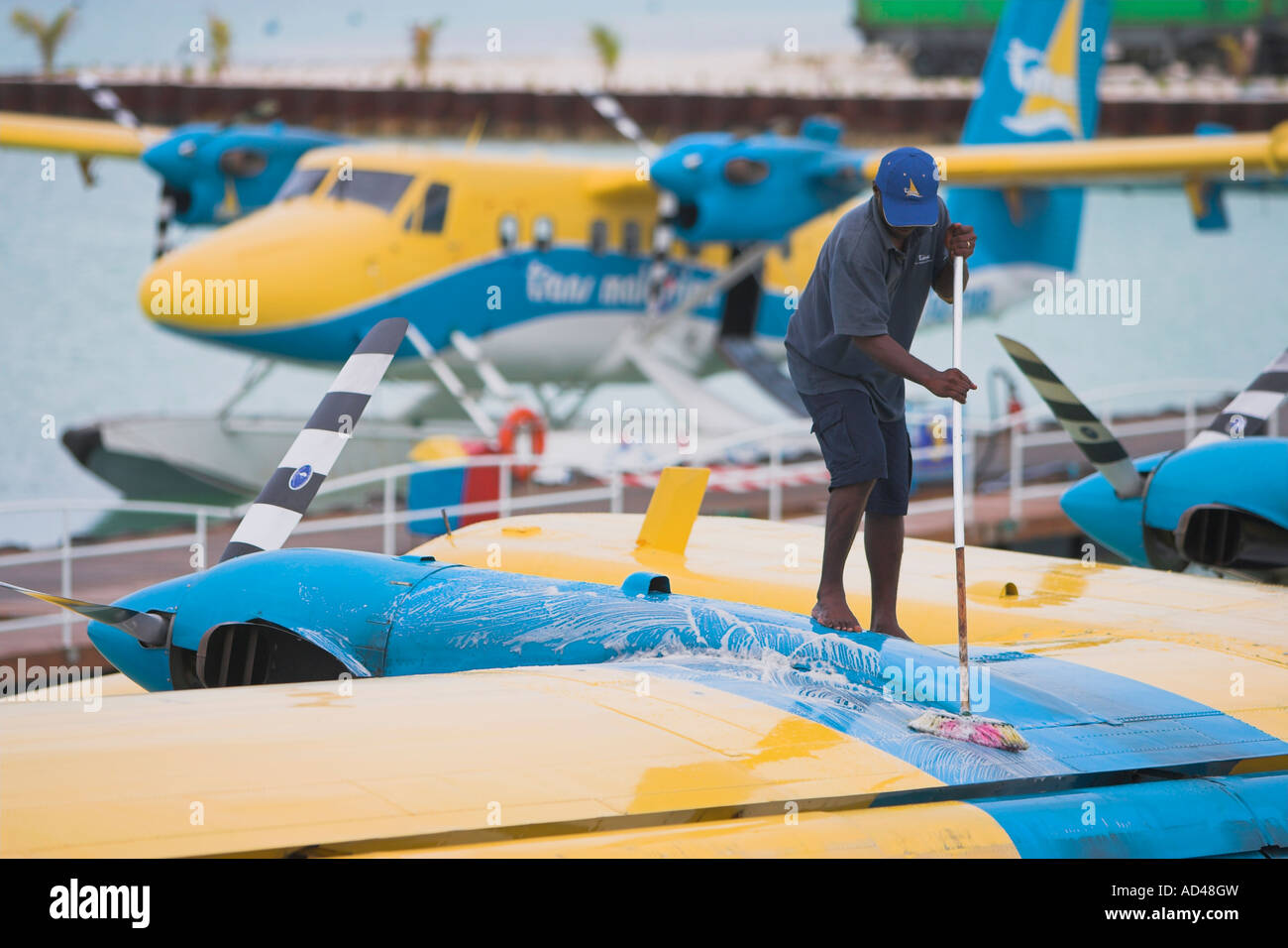 Trans Maldivian Air Taxi, ingénieur technique en attente de l'avion, l'aéroport international de Malé, Maldives, l'Asie Banque D'Images