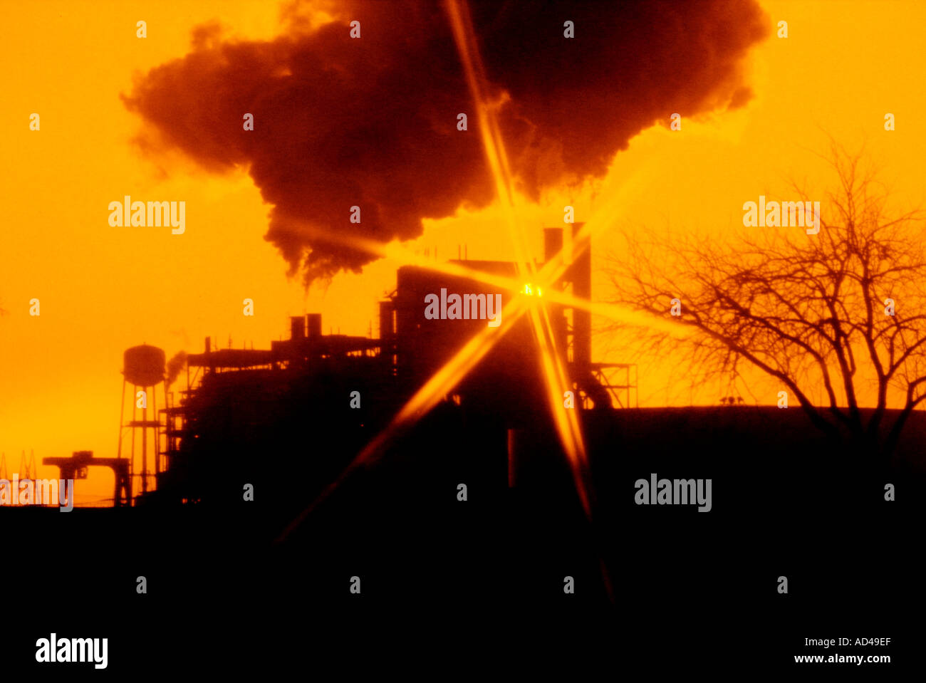 Raffinerie de pétrole et de gaz industriels et de stockage des réservoirs Banque D'Images