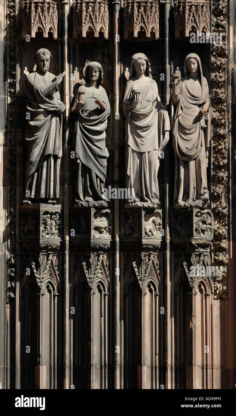 À côté de sculptures du portail central de la cathédrale de Notre Dame de Strasbourg, Strasbourg, Alsace, France Banque D'Images