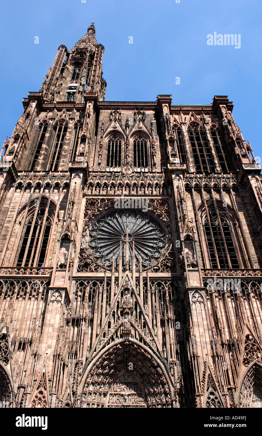 Façade ouest avec portail central de la cathédrale de Notre Dame de Strasbourg, Strasbourg, Alsace, France Banque D'Images