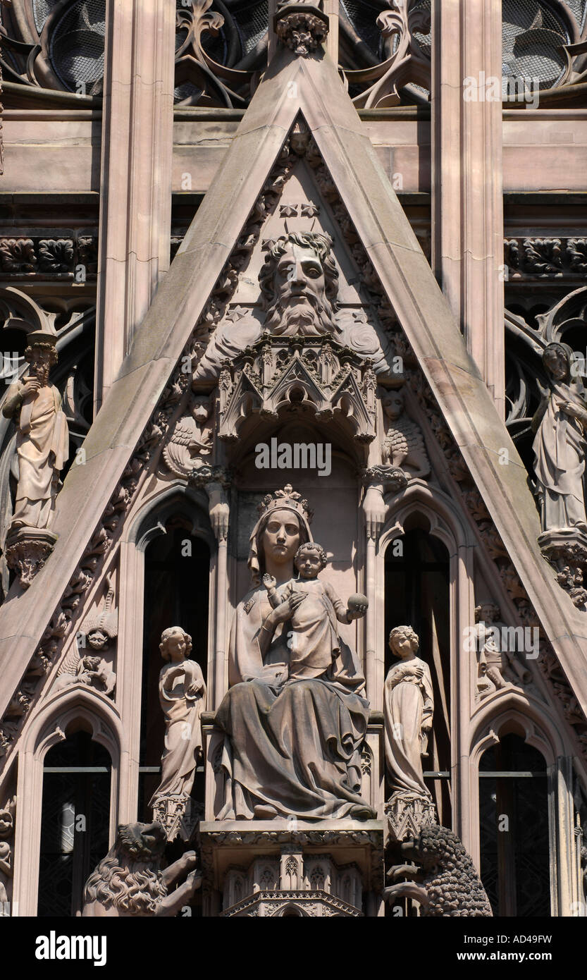Sculptures au-dessus du portail central de la cathédrale de Notre Dame de Strasbourg, Strasbourg, Alsace, France Banque D'Images