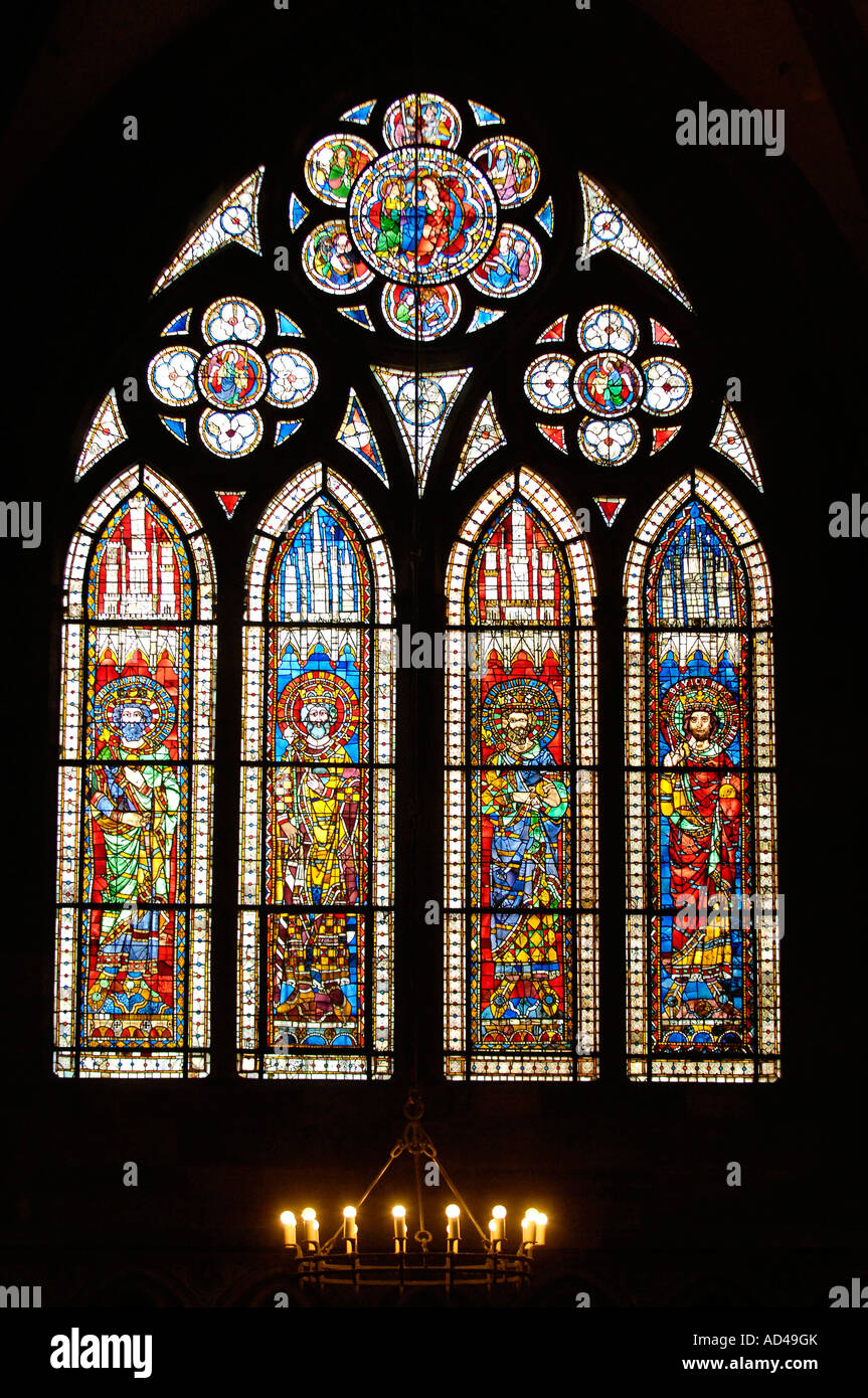 Fenêtre dans la nef de cathédrale de Notre Dame de Strasbourg, Strasbourg, Alsace, France Banque D'Images