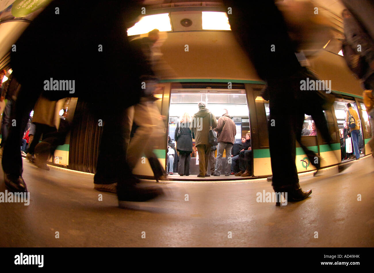 Commuters france metro paris passengers train Banque de photographies ...