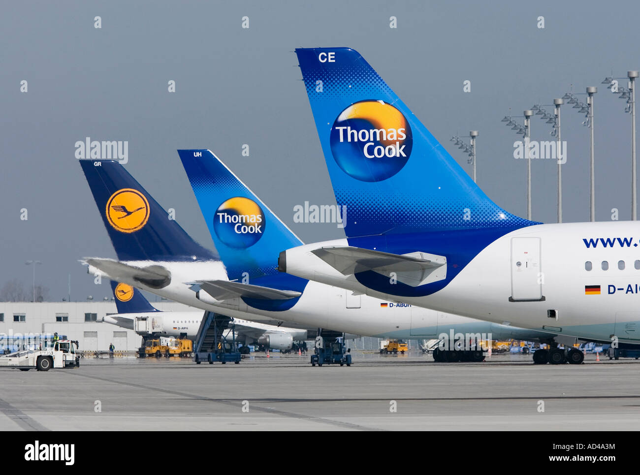 Appareils de Thomas Cook et Lufthansa à l'aéroport de Munich, Bavière, Allemagne Banque D'Images