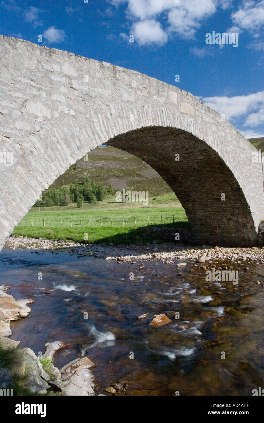 Gairnshiel Pont militaire en pierre arqué construit en gravats, construit au milieu du 18e siècle Ballater, Buchan Grampian (Aberdeenshire), Écosse, Royaume-Uni Banque D'Images