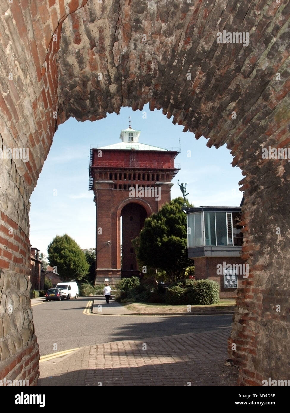 Colchester Jumbo Water Tower zoo éléphant surnom et arc à la Balkerne Gate plus grande porte romaine survivante en Grande-Bretagne aussi le Mercury Theatre UK Banque D'Images