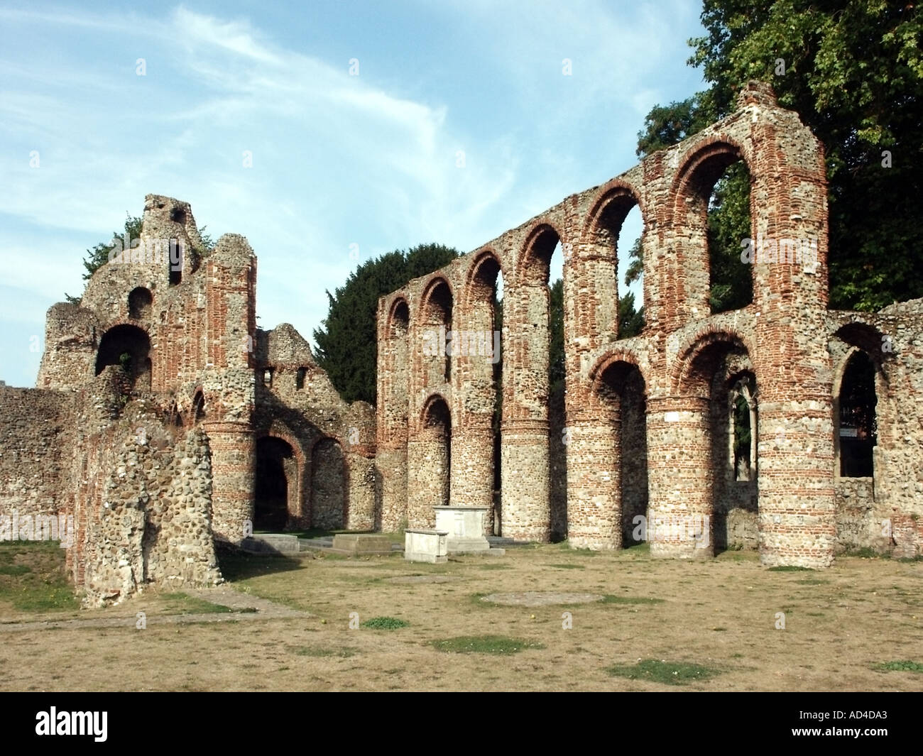 L'Essex Colchester Norman ruines de l'église prieurale St Botolphs montrant le recyclage des matériaux de construction romaine Banque D'Images