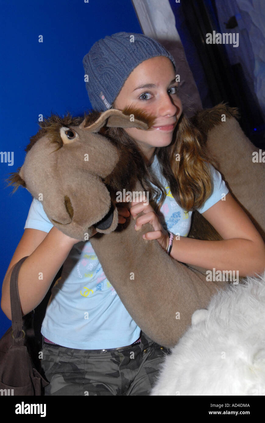 Fille avec un jouet en peluche chameau géant Photo Stock - Alamy