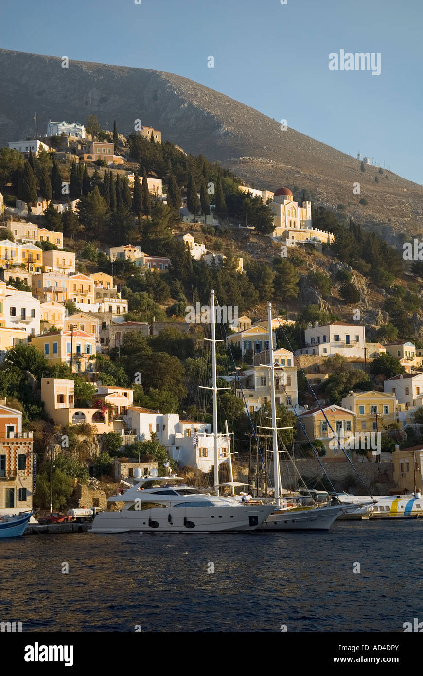 L'île de Simi, les maisons et le port, la Grèce. Banque D'Images