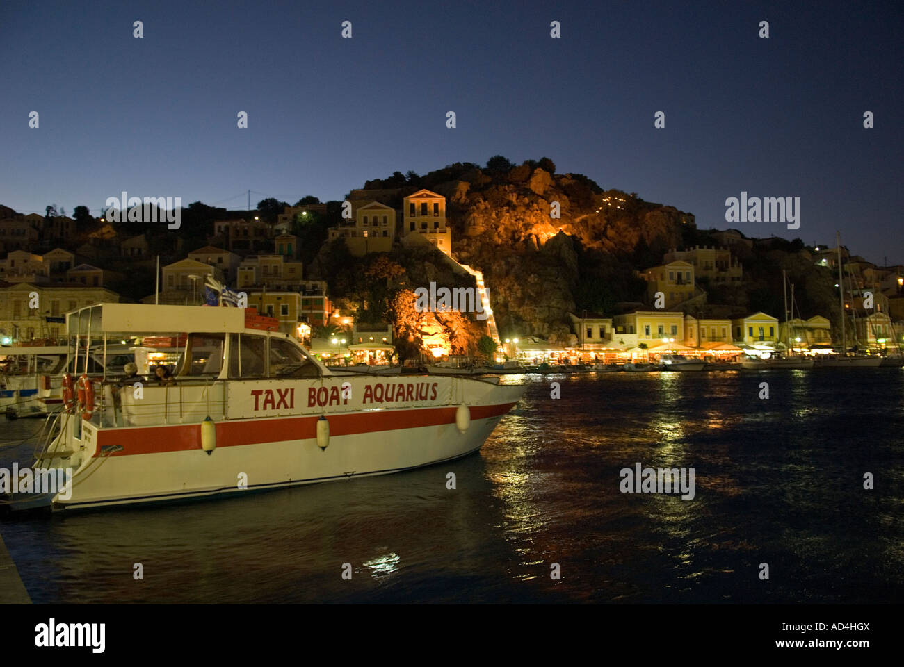 Simi Harbour, au crépuscule, en Grèce. Banque D'Images