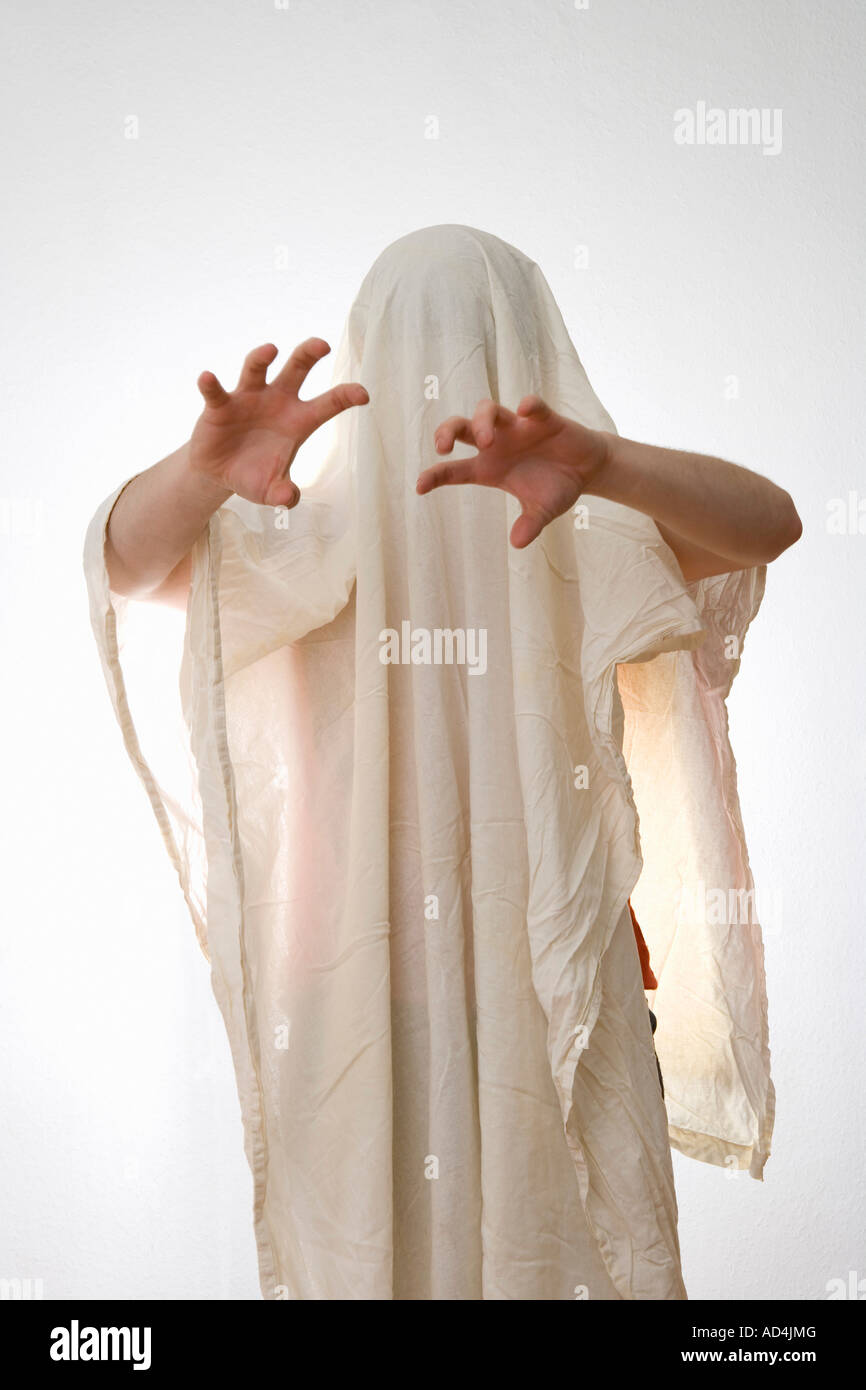 Une personne debout sous un drap blanc Banque D'Images