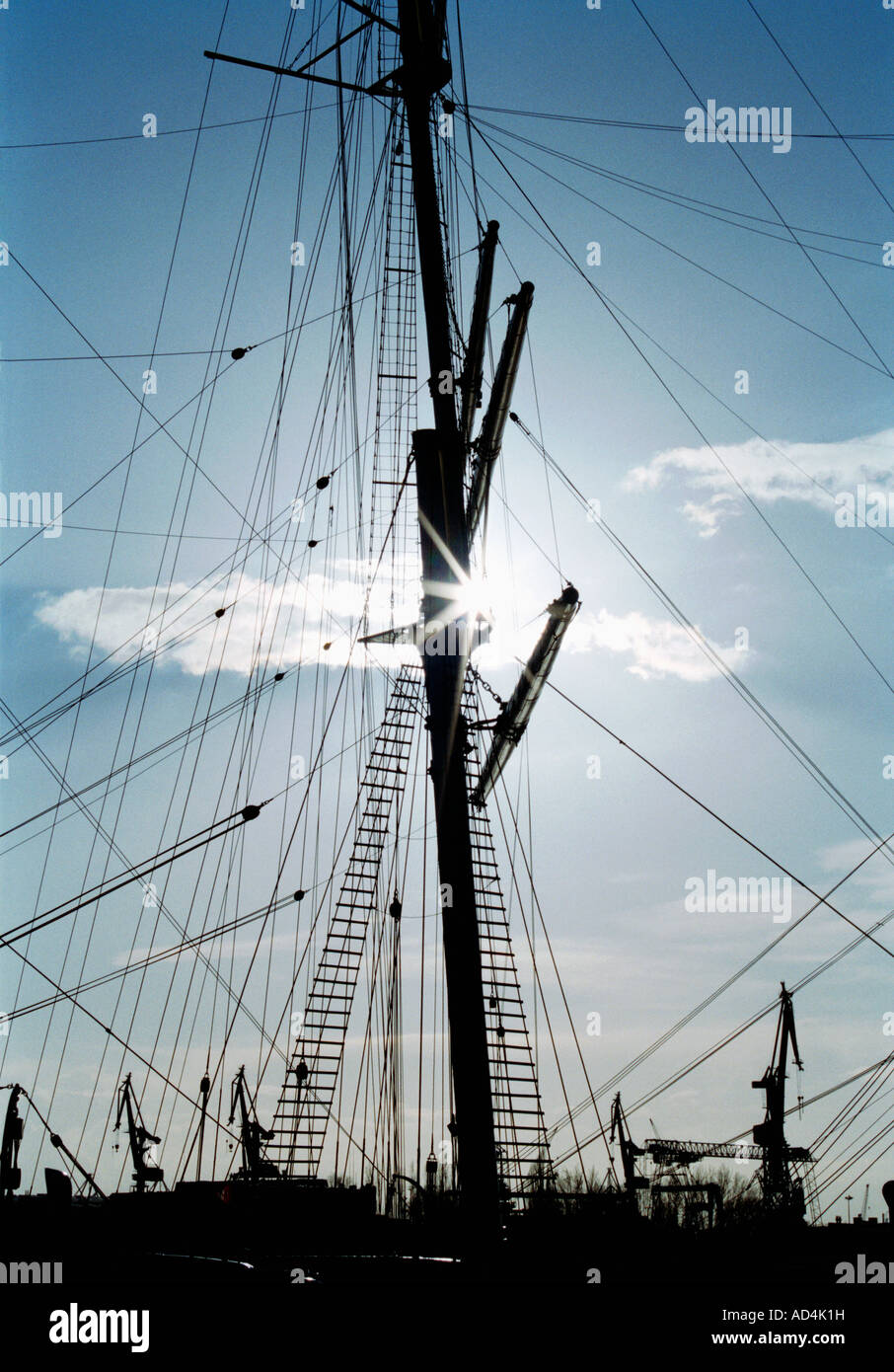 Le mât et le gréement du navire en silhouette Banque D'Images