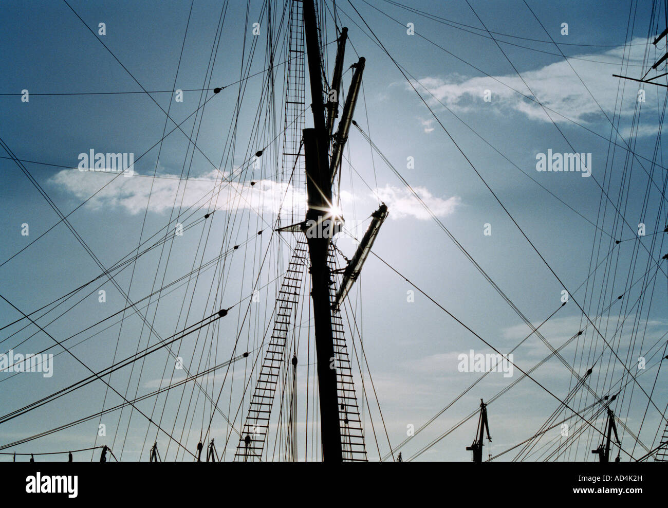 Le mât et le gréement du navire en silhouette Banque D'Images