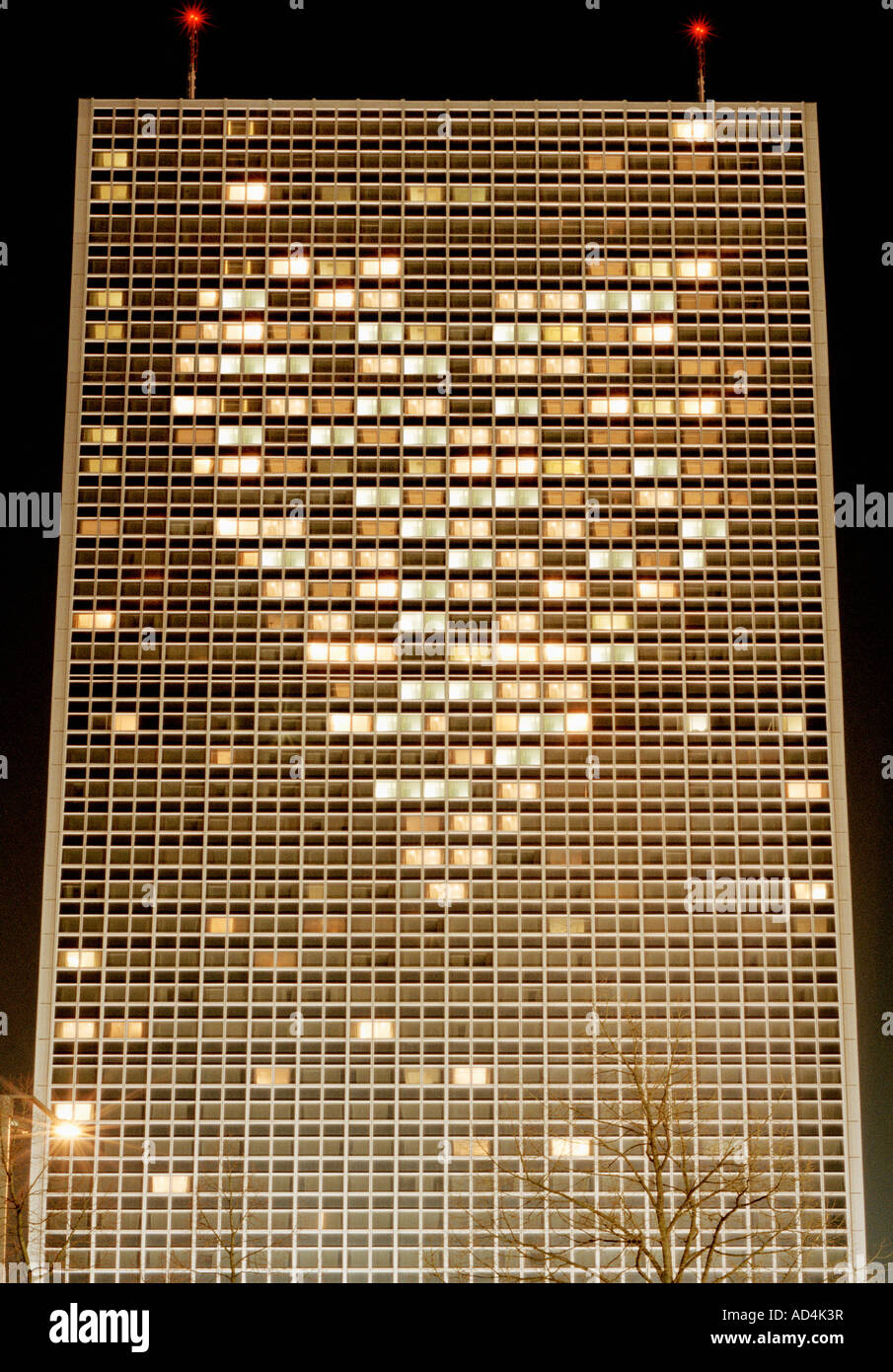 Haut bâtiment éclairé avec des lumières disposées en forme de coeur Banque D'Images