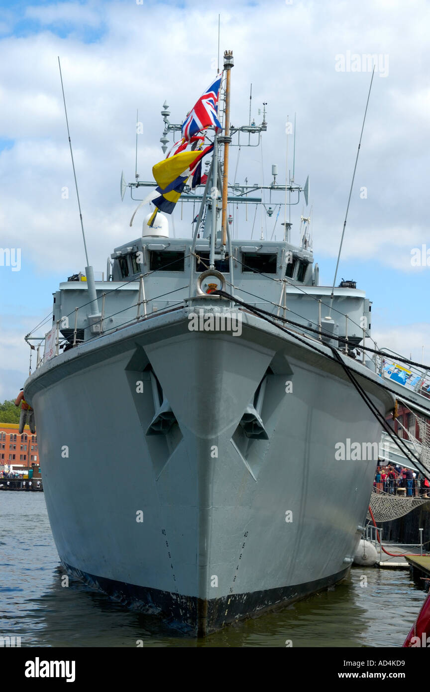 Militaire Naval Ship Bow View Royal Navy HMS Cottesmore Hunt class minesweeper UK Angleterre Royaume-Uni Banque D'Images