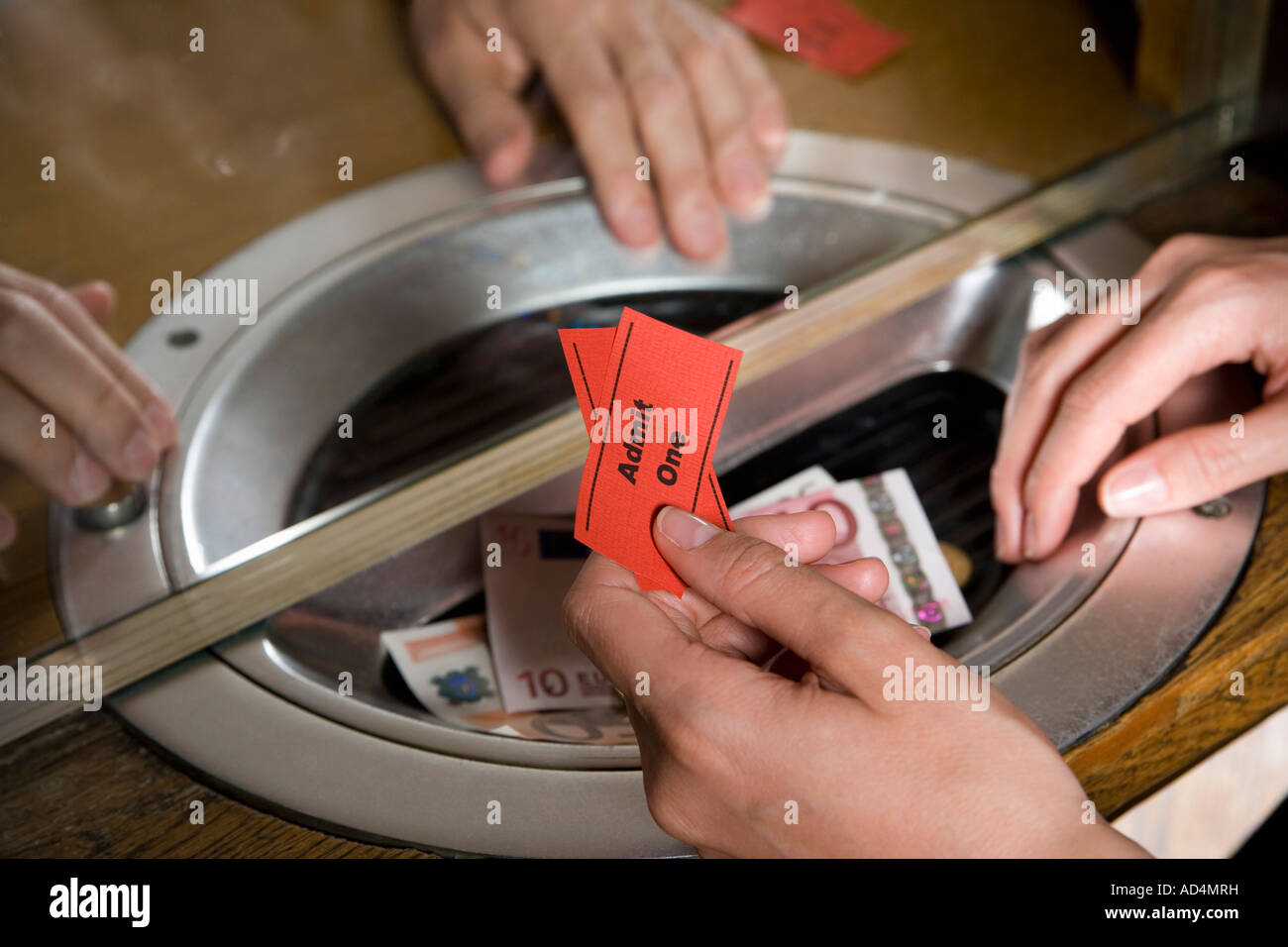 Une personne qui achète des billets à box office Banque D'Images