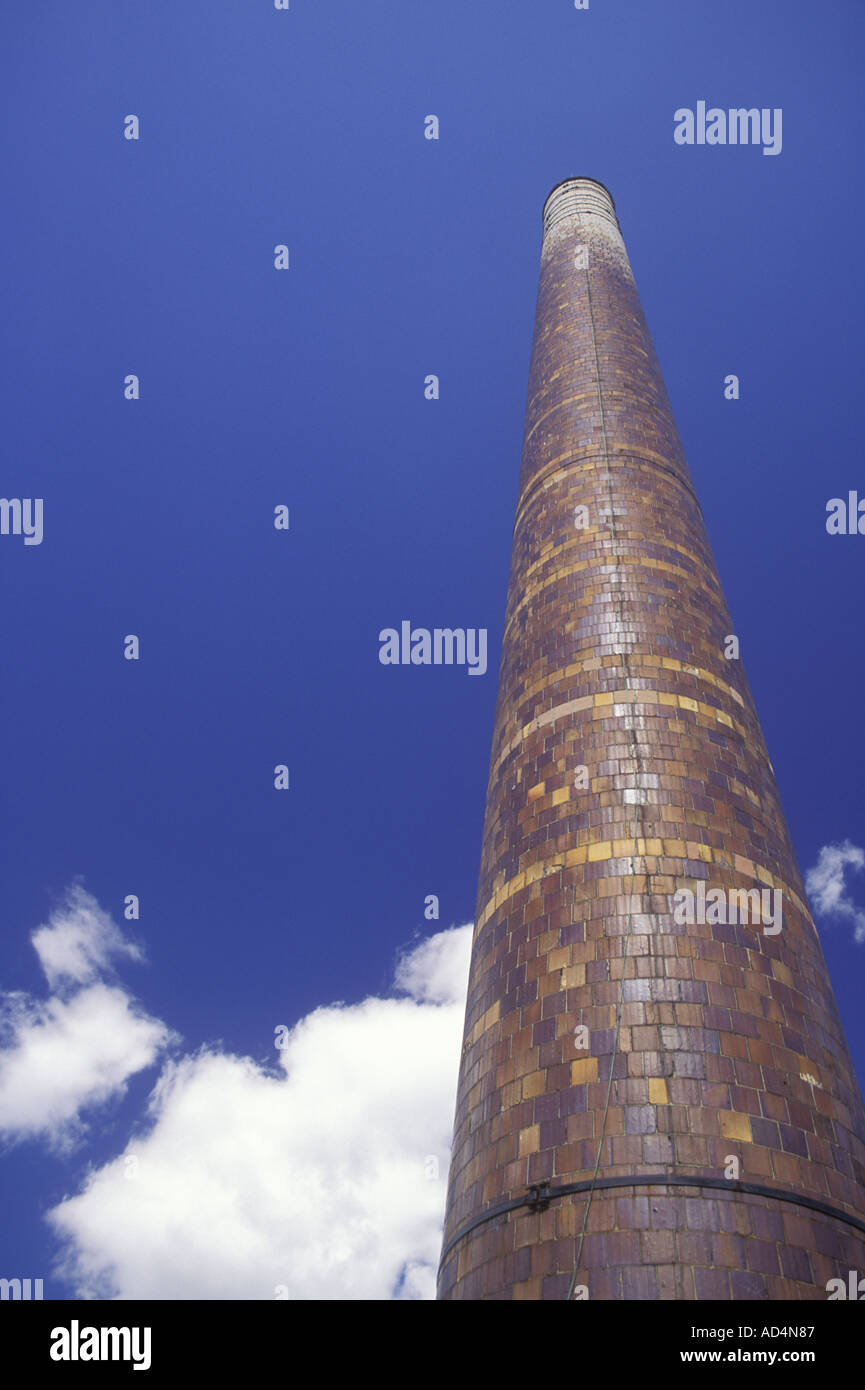 Cheminée en brique contre ciel bleu clair Banque D'Images