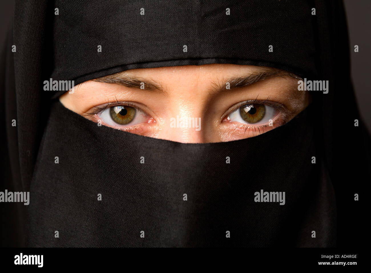Close up head shot d'une femme musulmane dans un hijab noir avec les yeux regardant droit devant Banque D'Images