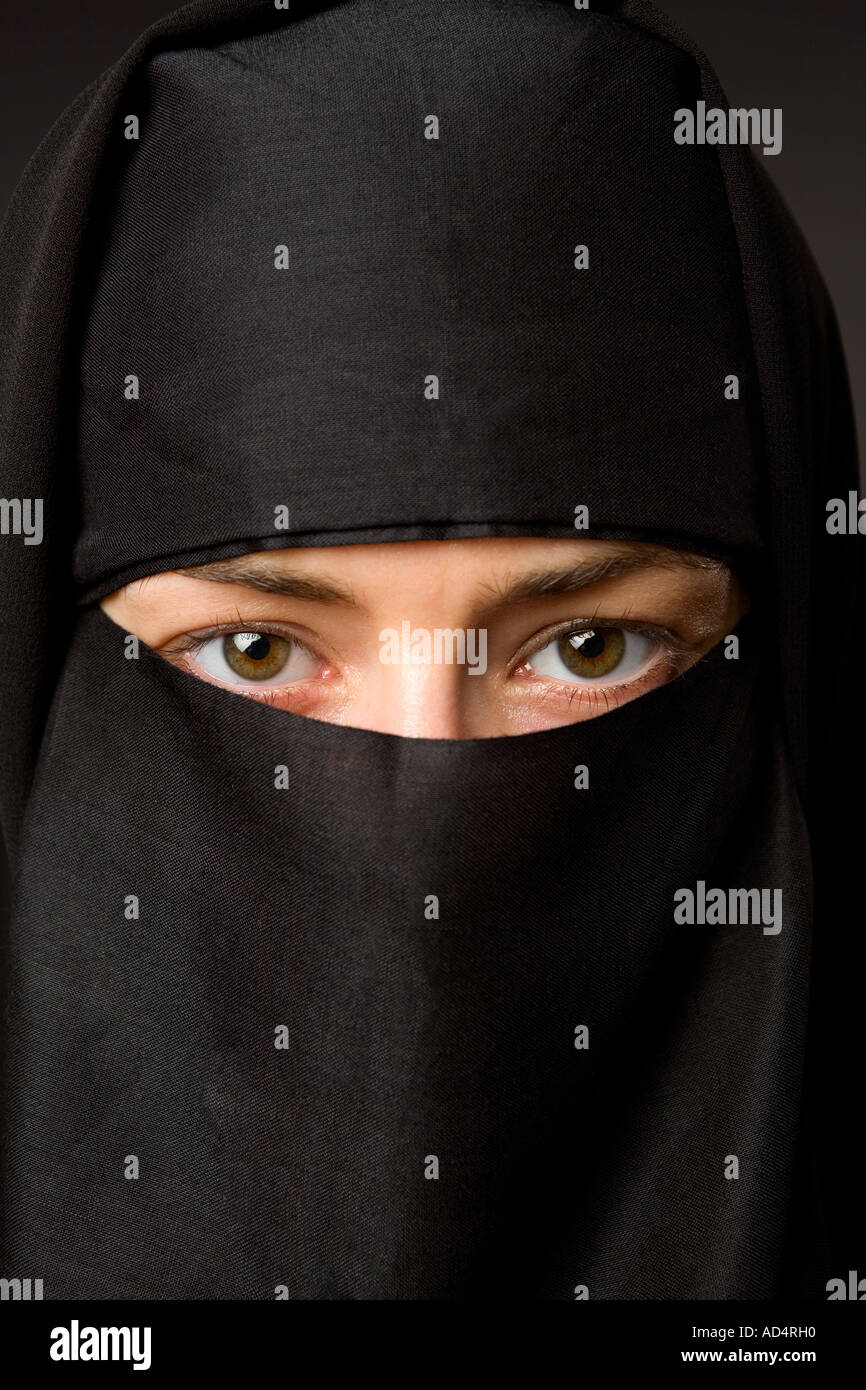 Close up head shot d'une femme musulmane dans un hijab noir avec les yeux regardant droit devant Banque D'Images