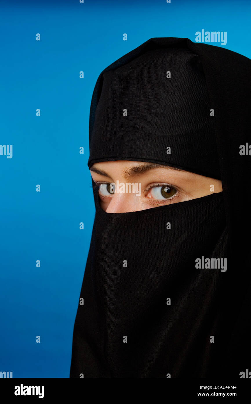 Close up profile head shot d'une femme musulmane dans un hijab noir avec les yeux sur le côté Banque D'Images