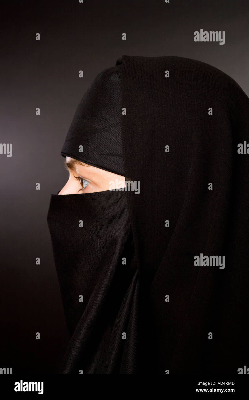 Close up head shot d'une femme musulmane dans une burqa hijab noir Banque D'Images