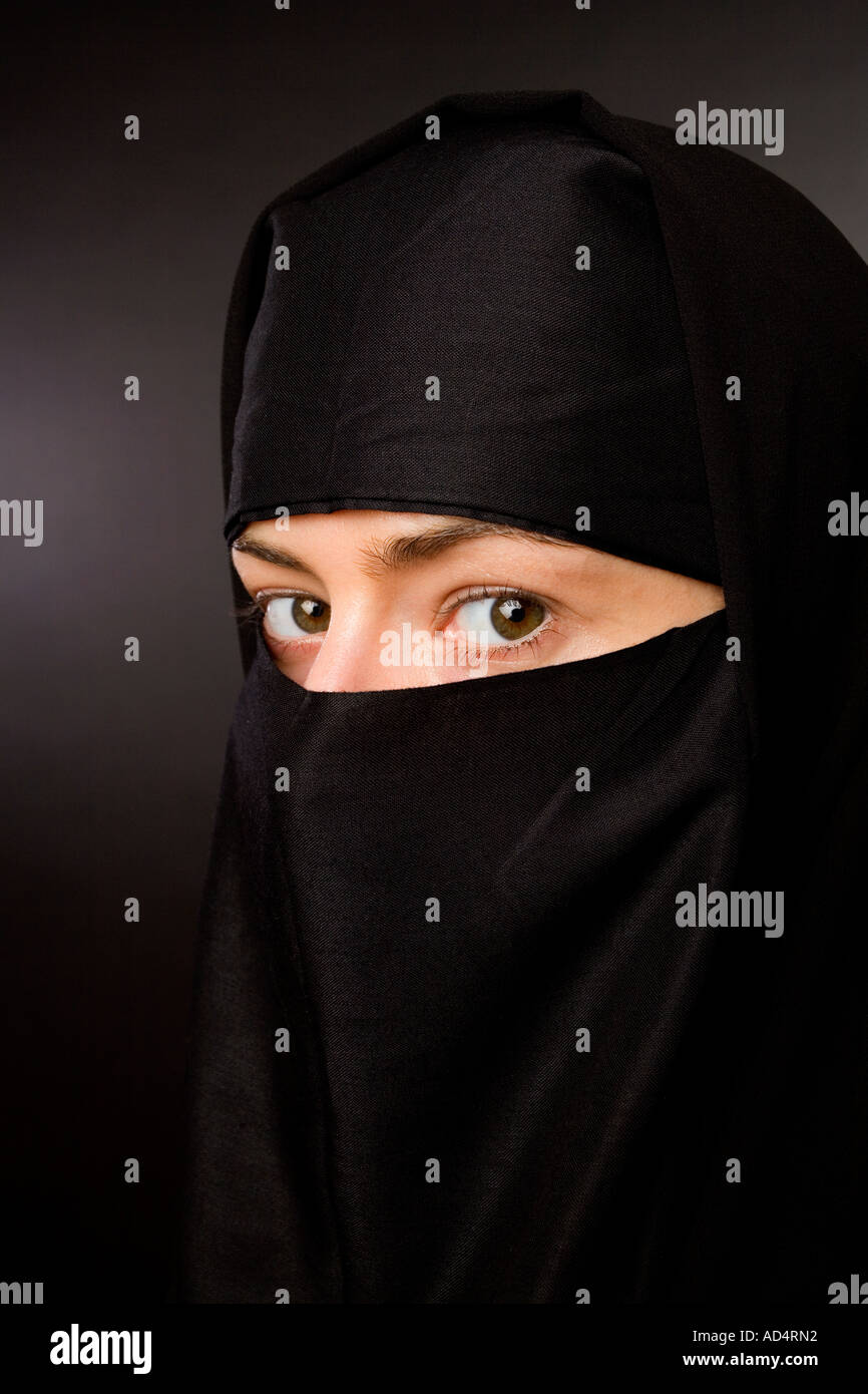 Close up head shot d'une femme musulmane dans une burqa hijab noir Banque D'Images