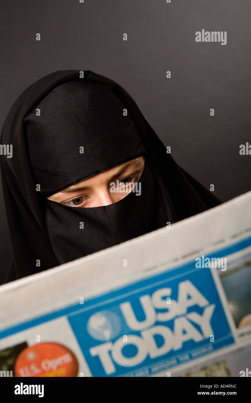 Femme musulmane portant un hijab burqa lire le journal américain US USA États-Unis d'aujourd'hui Banque D'Images