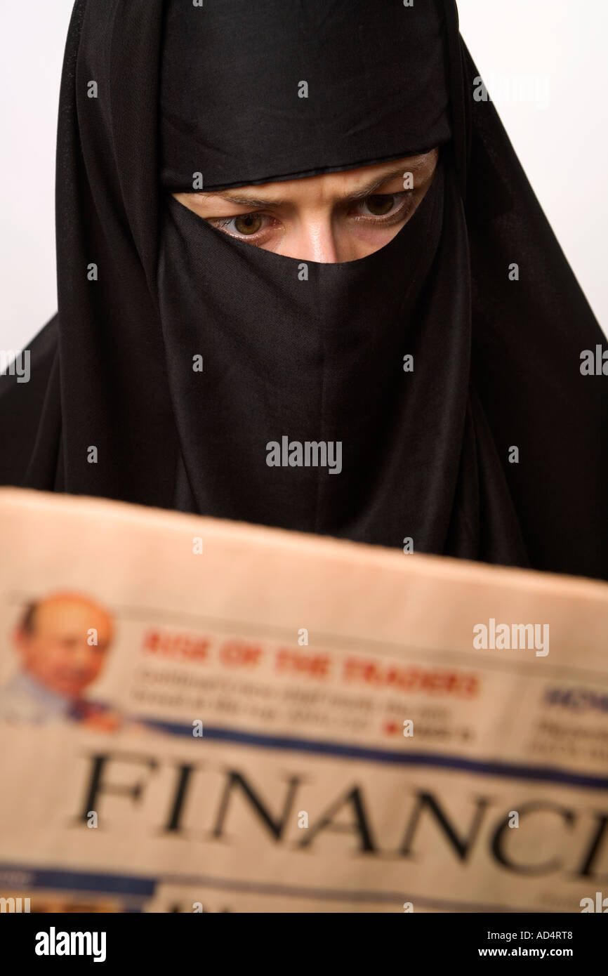 Femme musulmane portant un hijab burqa lire le journal Financial Times Banque D'Images