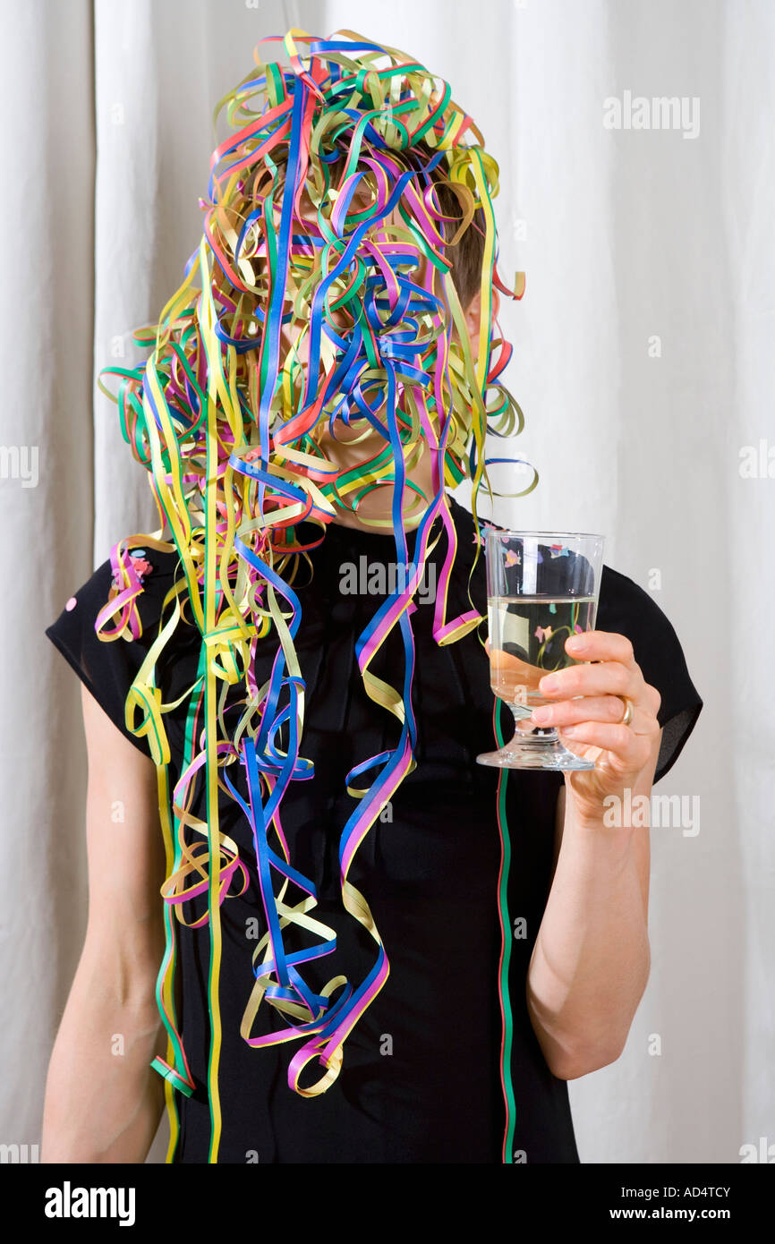 Une femme couverte de banderoles et tenant un verre de champagne Banque D'Images