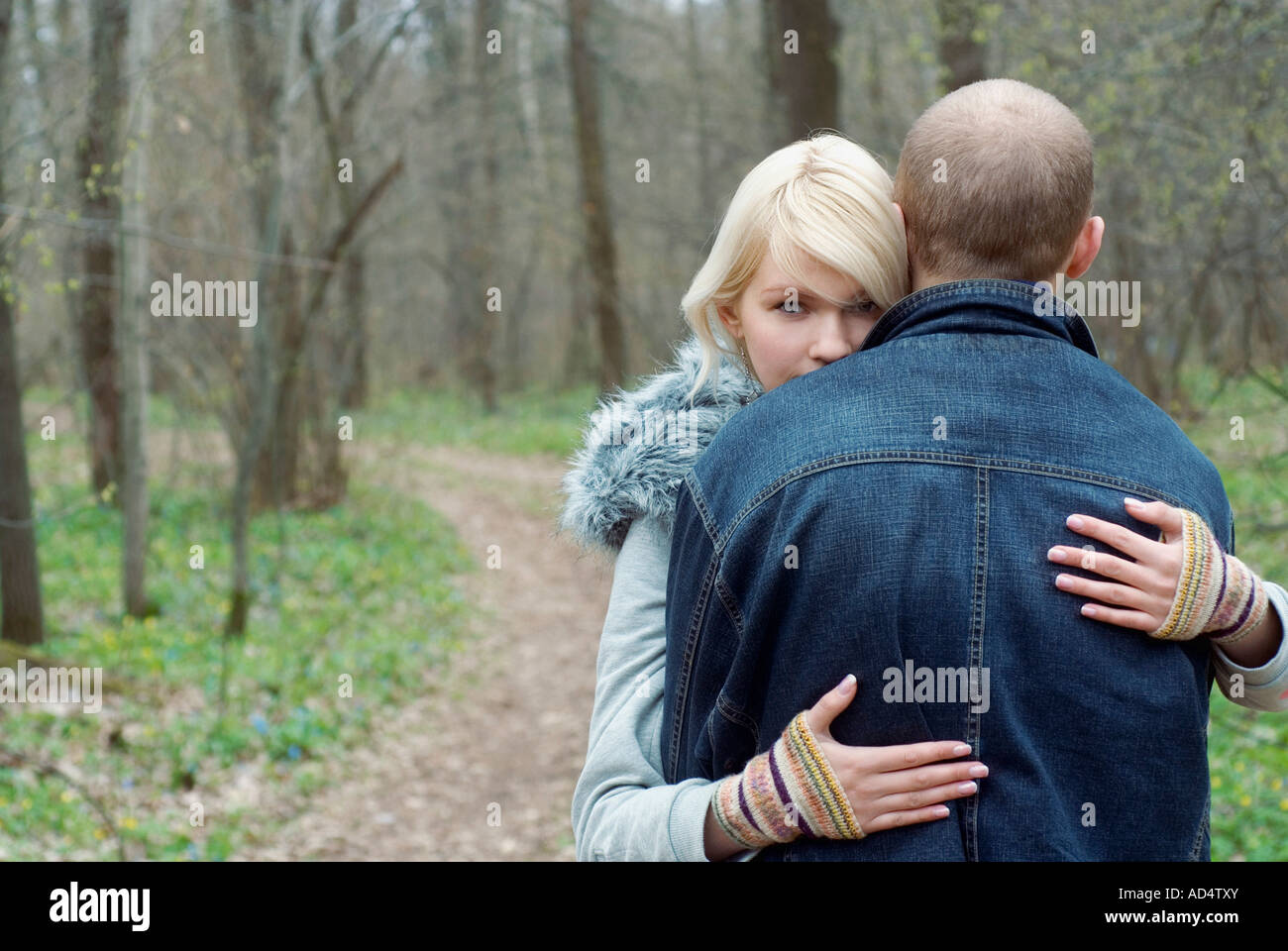 Un couple hugging in a forest Banque D'Images