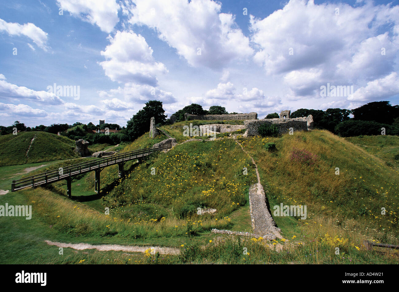 Motte et Bailey earthworks construit par William de Warenn peu après 1066 Il y a des ruines d'une maison au plus tard à l'intérieur des murs Banque D'Images