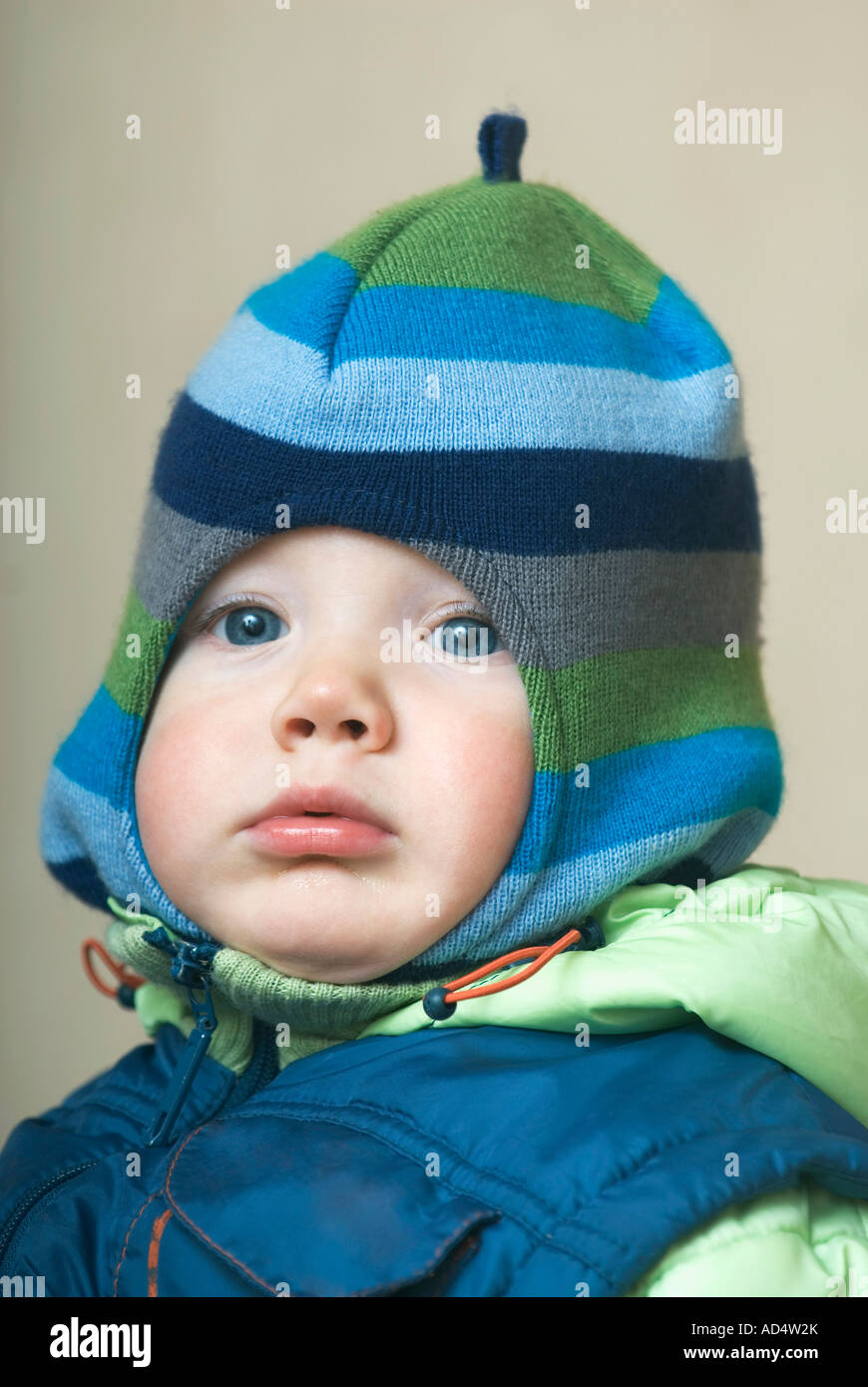 Un portrait d'un petit garçon portant des vêtements d'hiver Banque D'Images