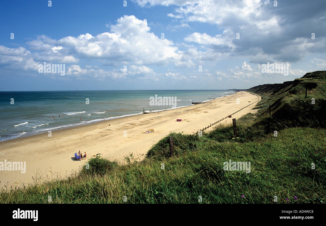 Ci-dessous une large plage de sable des dunes et falaises de Mundesley vers le sud Banque D'Images