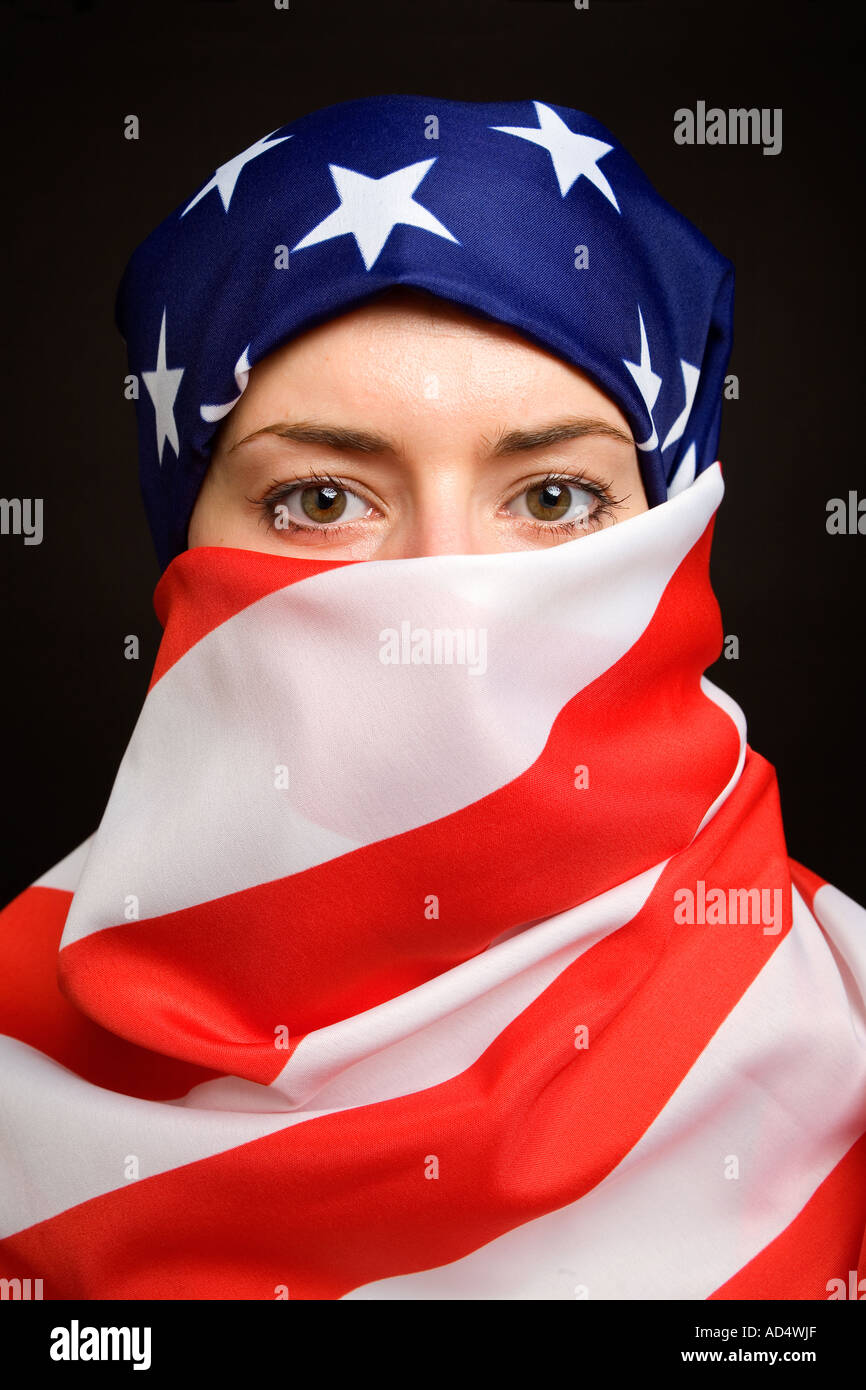 Femme musulmane portant un drapeau USA US américain comme un hijab burqa avec un fond noir Banque D'Images