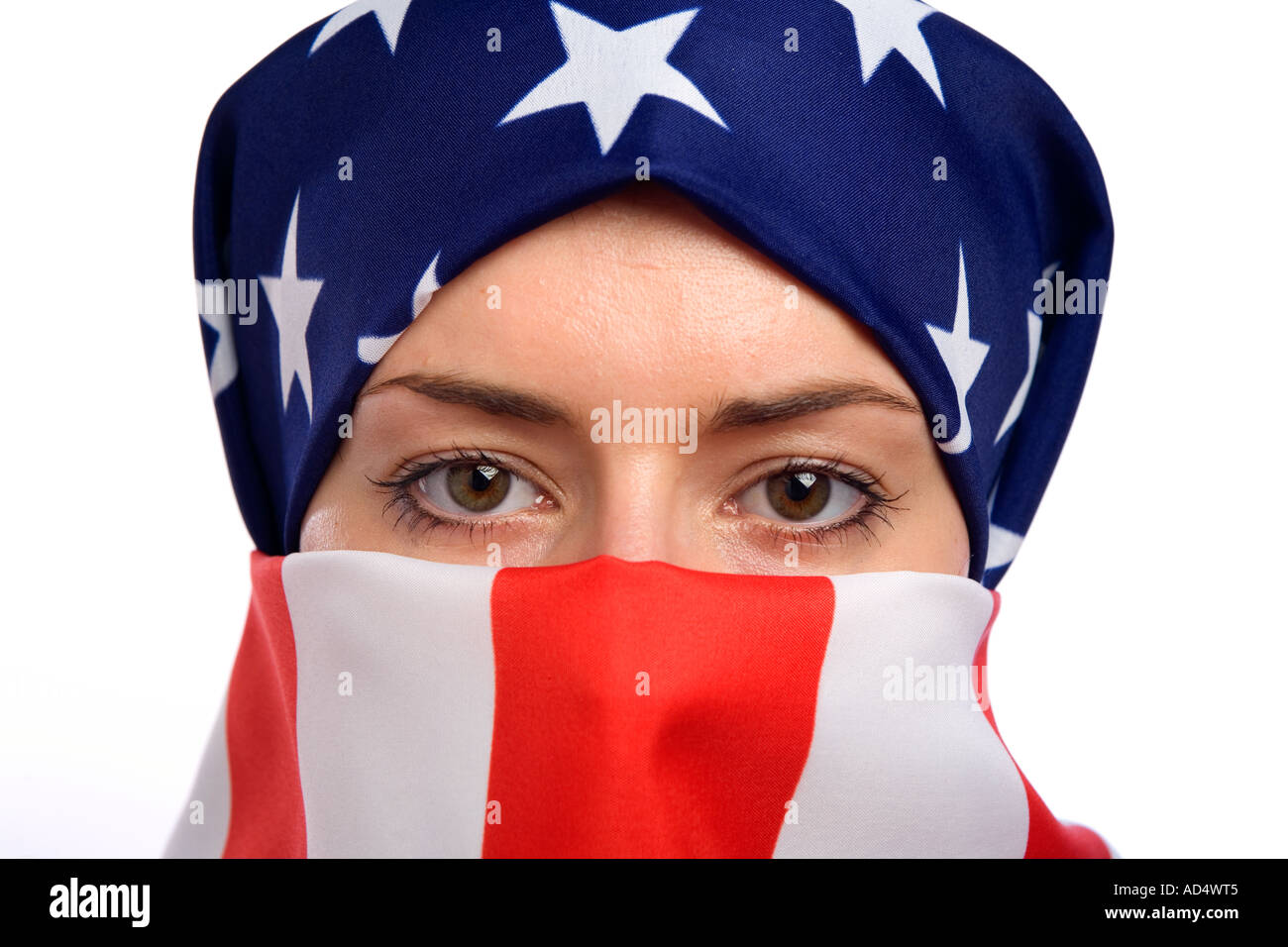 Femme musulmane portant un drapeau USA US américain comme un hijab burqa avec un fond blanc Banque D'Images