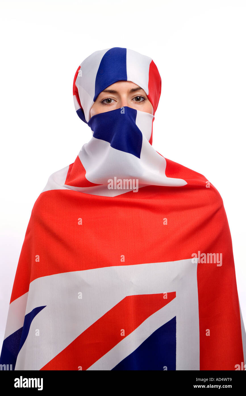 Femme musulmane portant un drapeau Union Jack comme un hijab burqa avec un fond blanc Banque D'Images