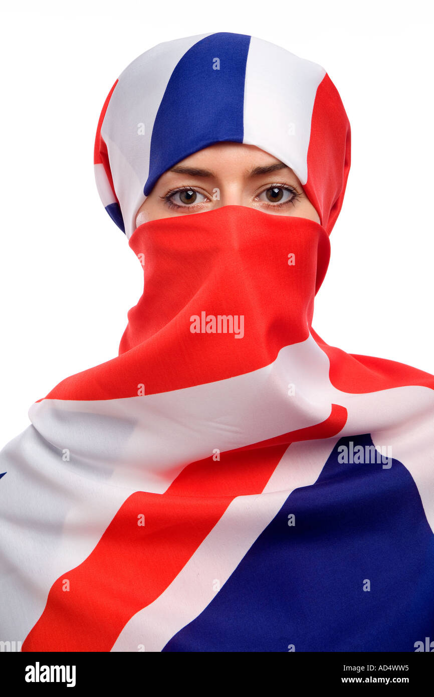 Femme musulmane portant un drapeau Union Jack comme un hijab burqa avec un fond blanc Banque D'Images