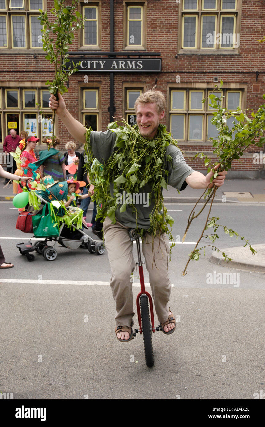 Unicyclist au Cowley Road Oxford carnaval en juin 2005 Banque D'Images